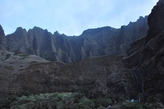 O grandioso background da praia de Kalalau, na Na'Pali Coast, costa norte de Kauai, no Havaí